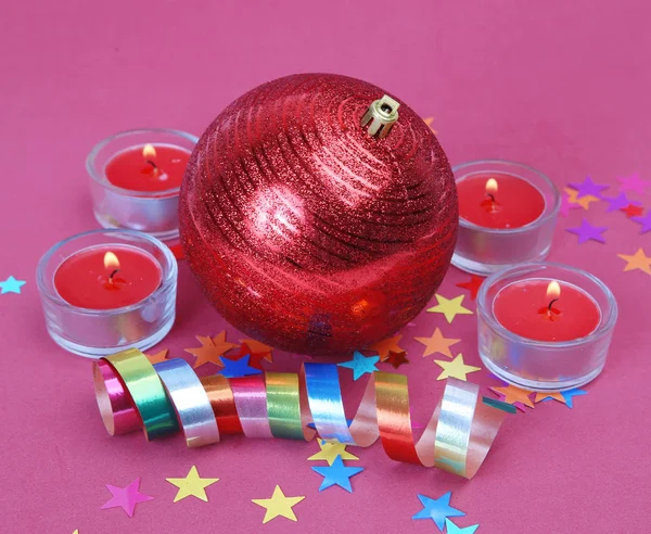 Decoraciones y velas navideñas — Foto de Stock