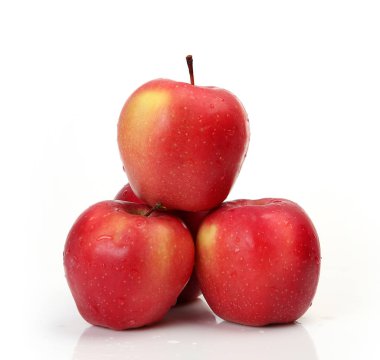 beyaz zemin üzerine olgun elma