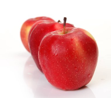 beyaz zemin üzerine olgun elma