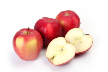 beyaz zemin üzerine olgun elma