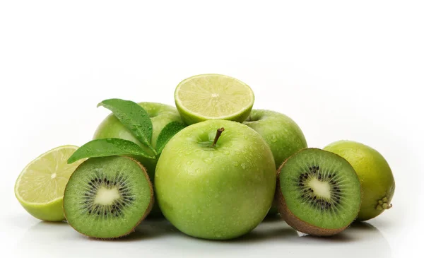 Grüne Früchte auf weißem Hintergrund — Stockfoto