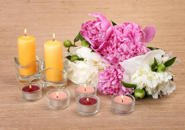 Peonías y velas — Foto de Stock