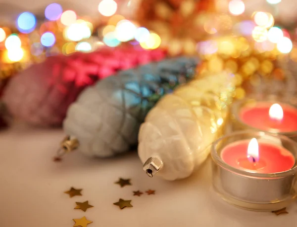 Різдвяний декор і свічки — стокове фото