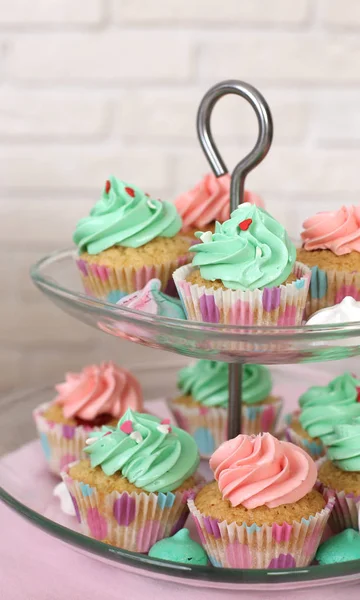 Lahodné koláče s barevným krémem — Stock fotografie