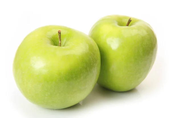 Два зеленых яблока на белом фоне — стоковое фото