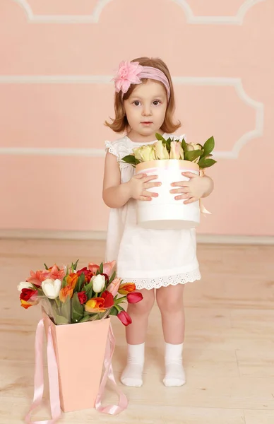 Hübsches Mädchen Weißen Kleid Posiert Mit Rosen — Stockfoto