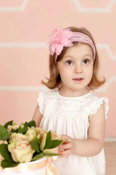 Jolie Fille Avec Bandeau Posant Avec Des Roses Jaunes — Photo