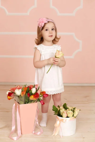 Menina Bonita Vestido Branco Posando Com Rosas — Fotografia de Stock