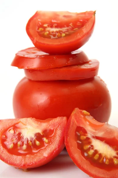 Tomate Mûre Tranchée Sur Blanc — Photo