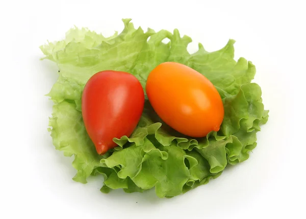 Tomaten Und Salat Auf Weißem Hintergrund Stockbild