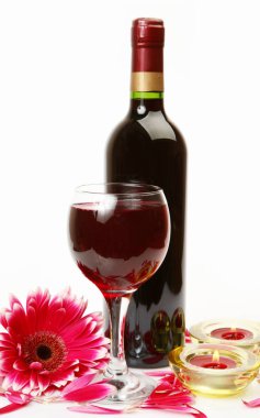 Bir şişe şarap ve çiçekler