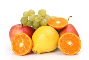 beyaz zemin üzerinde olgunlaşmış meyve