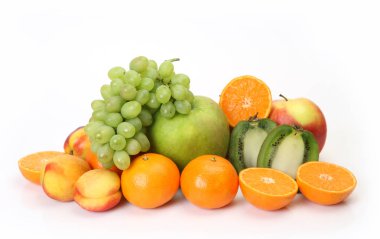 beyaz zemin üzerinde olgunlaşmış meyve