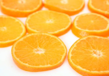 beyaz zemin üzerinde olgunlaşmış meyve