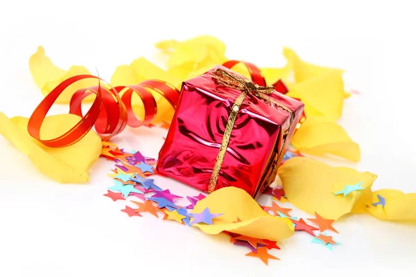 Geschenkbox Und Rosenblätter — Stockfoto
