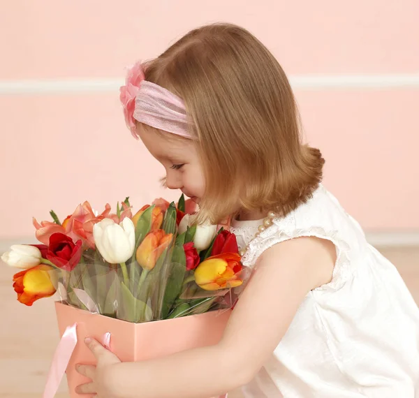 Charmantes Mädchen Mit Einem Blumenstrauß — Stockfoto