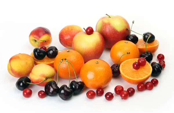 Rijp fruit op een witte achtergrond — Stockfoto