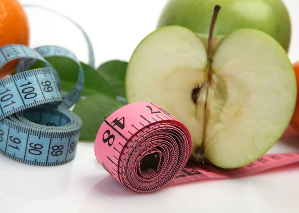 Zelené jablko a pásky pro měření — Stock fotografie