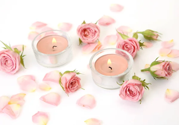 Rosas cor-de-rosa e velas acesas — Fotografia de Stock