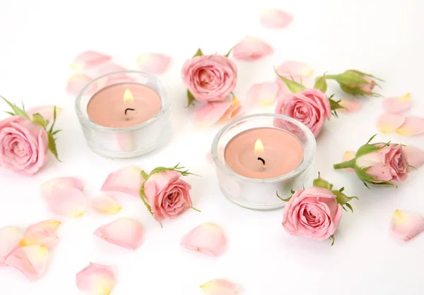 Roze rozen en brandende kaarsen Rechtenvrije Stockafbeeldingen