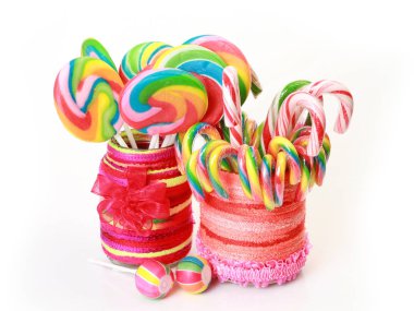 Beyaz bir arka plan üzerinde renkli şeker