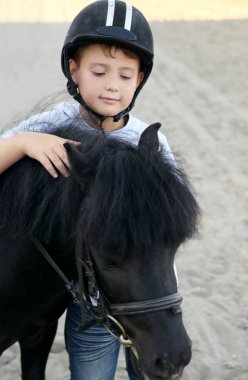 çocuk ve siyah midilli