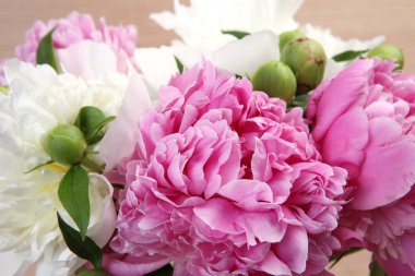 Bir buket pembe şakayık.