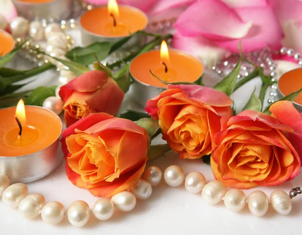 Krásné květiny a svíčky — Stock fotografie
