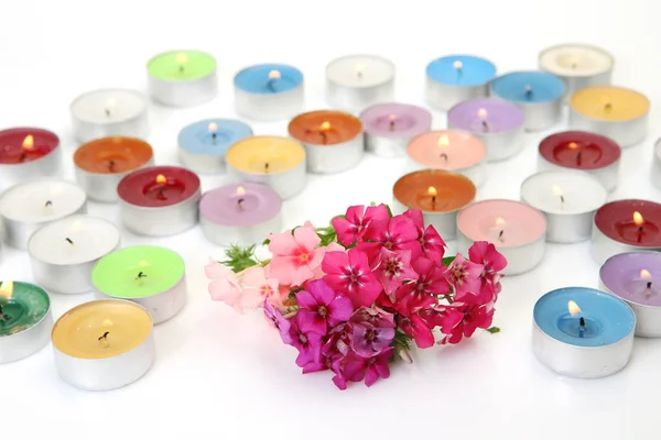 Candele e fiori ardenti — Foto Stock