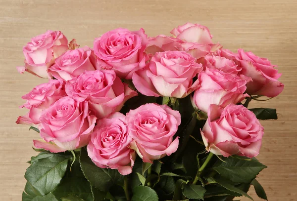 Bir buket pembe gül.