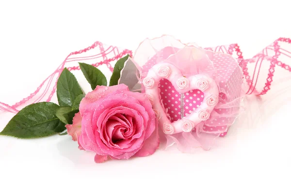 Ροζ τριαντάφυλλο και κουτί με ένα δώρο — Φωτογραφία Αρχείου
