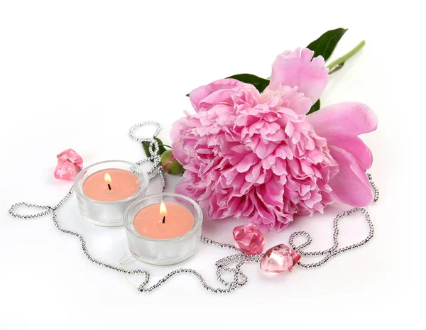 粉红牡丹和燃烧的蜡烛 — 图库照片