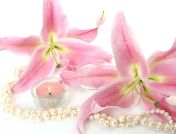 Rosa liljor och prydnadsföremål — Stockfoto