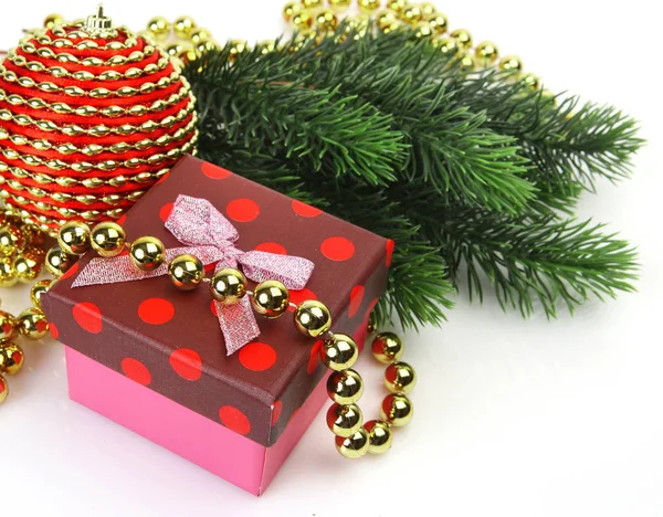 Коробка с сюрпризом и рождественскими украшениями — стоковое фото