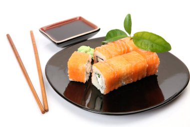 beyaz zemin üzerine balıklı Sushi