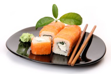 beyaz zemin üzerine balıklı Sushi