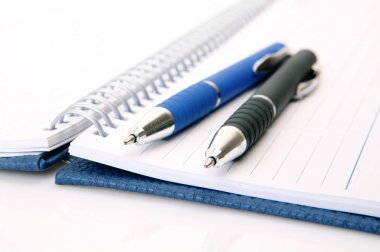 Beyaz üzerine kalem ve defter