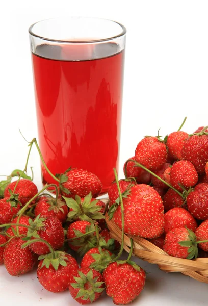 Olgun çilek ve suyu