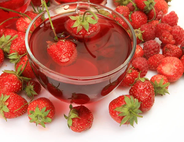 Olgun çilek ve suyu