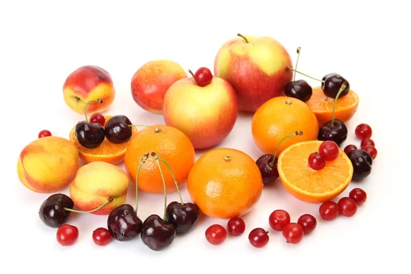 Rijp fruit en bessen voor een gezond voedingspatroon — Stockfoto