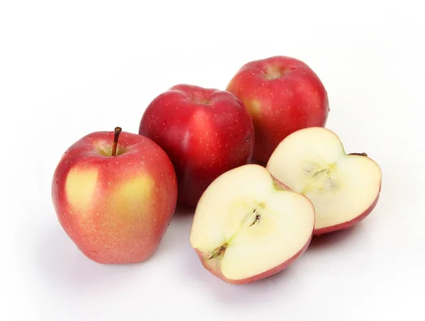Dojrzałe jabłka na białym tle — Zdjęcie stockowe
