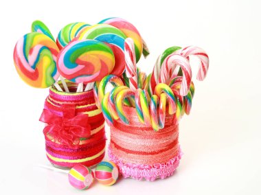 Beyaz bir arka plan üzerinde çok renkli tatlılar