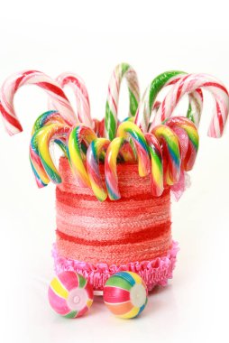 Beyaz bir arka plan üzerinde çok renkli tatlılar