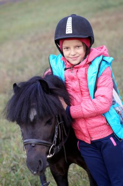 kız kask ve siyah midilli