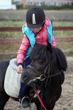 kız kask ve siyah midilli