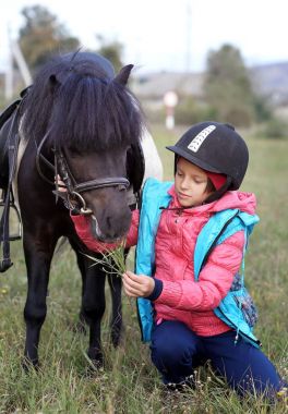 kız kask ve siyah midilli