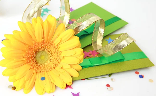 Umschlag Und Gelbe Blume — Stockfoto