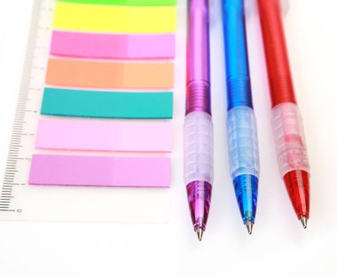 Beyaz arka planda ofis malzemeleri