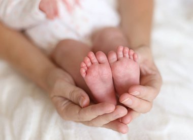 Yeni doğmuş bir bebeğin bacakları.