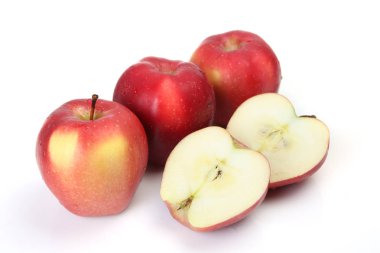 Beyaz arkaplanda olgun elmalar